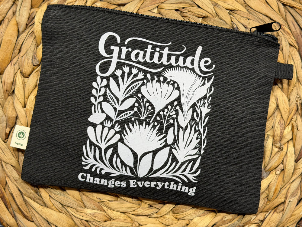 Gratitude Changes Everything zippered hemp pouch (black)